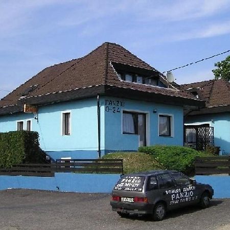 Domino Panzio Bed and Breakfast Székesfehérvár Buitenkant foto