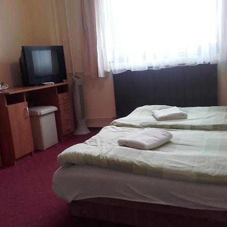 Domino Panzio Bed and Breakfast Székesfehérvár Buitenkant foto