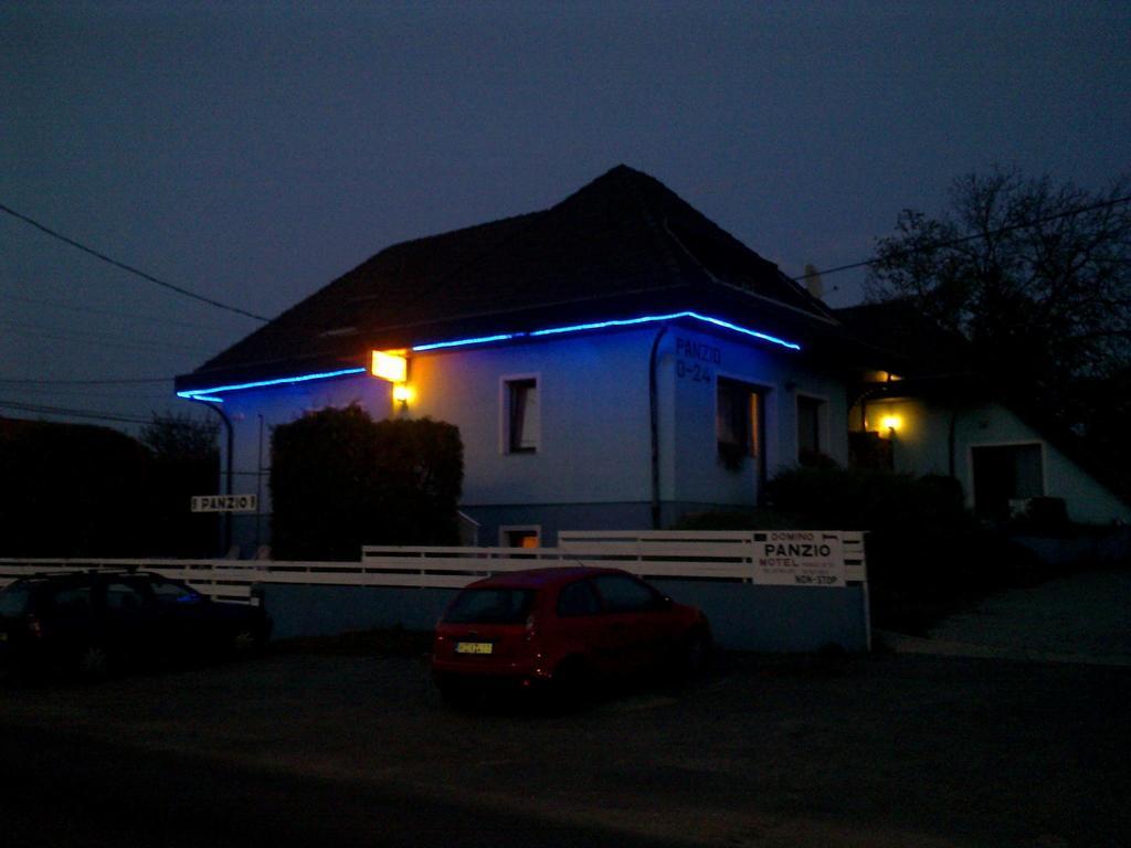 Domino Panzio Bed and Breakfast Székesfehérvár Buitenkant foto