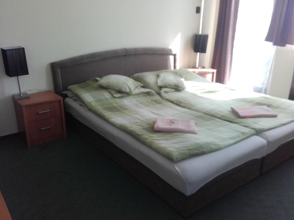 Domino Panzio Bed and Breakfast Székesfehérvár Kamer foto