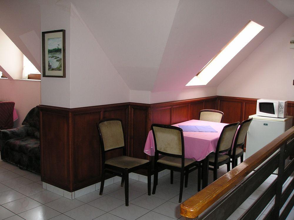 Domino Panzio Bed and Breakfast Székesfehérvár Buitenkant foto