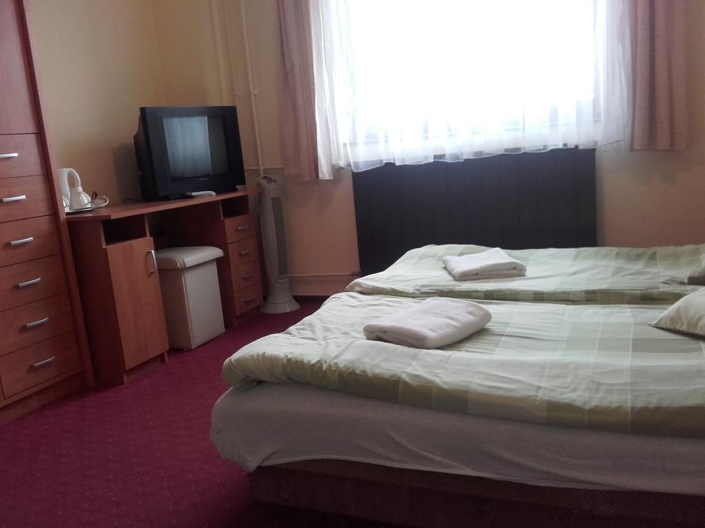 Domino Panzio Bed and Breakfast Székesfehérvár Buitenkant foto